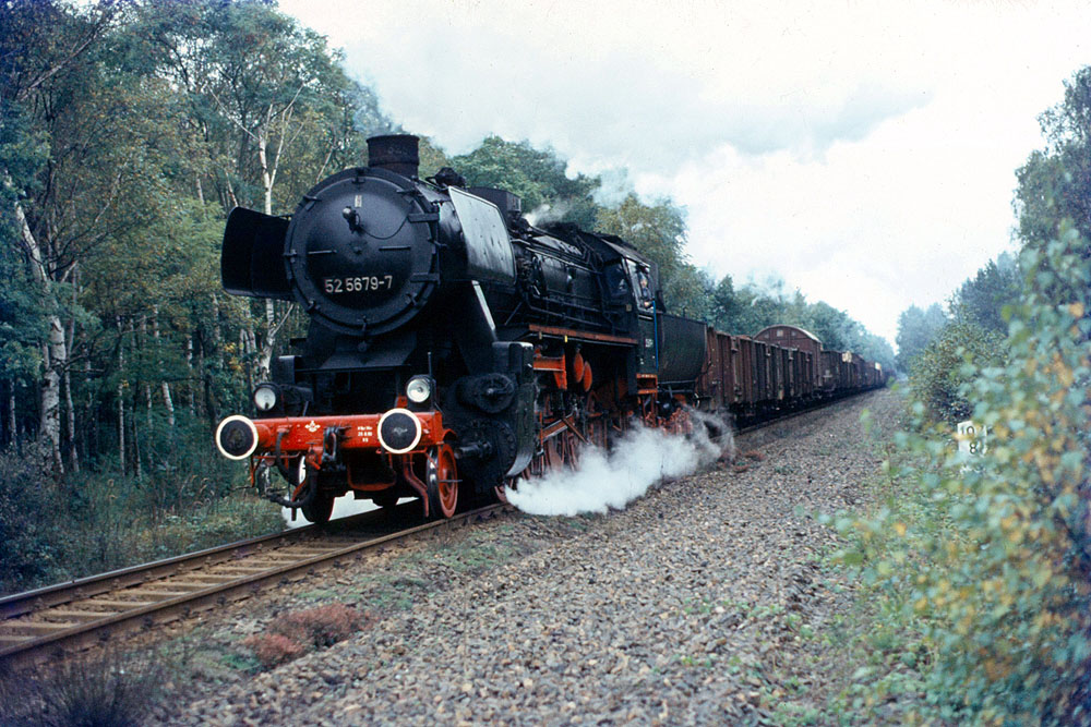 http://www.eisenbahnfotograf.de/datei/Oktober 1980/420217 DR 525679 Grossrossen 12.10.80.jpg